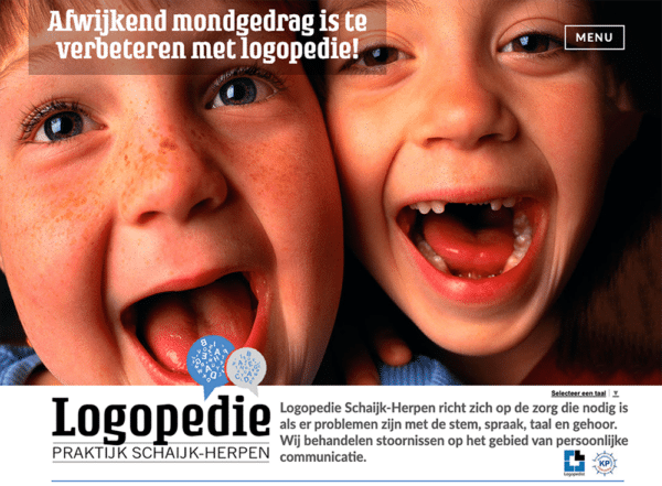 Webdesign Limburg | Two smiling children close up, with Dutch clinic banner promoting speech therapy for abnormal mouth behavior: 'Afwijkend mondgedrag is te verbeteren met logopedie!'
